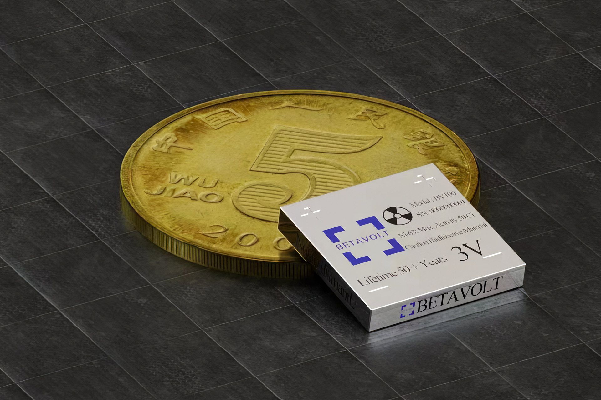 نمونه‌ی اولیه‌ی باتری اتمی بتاولت در کنار یک سکه