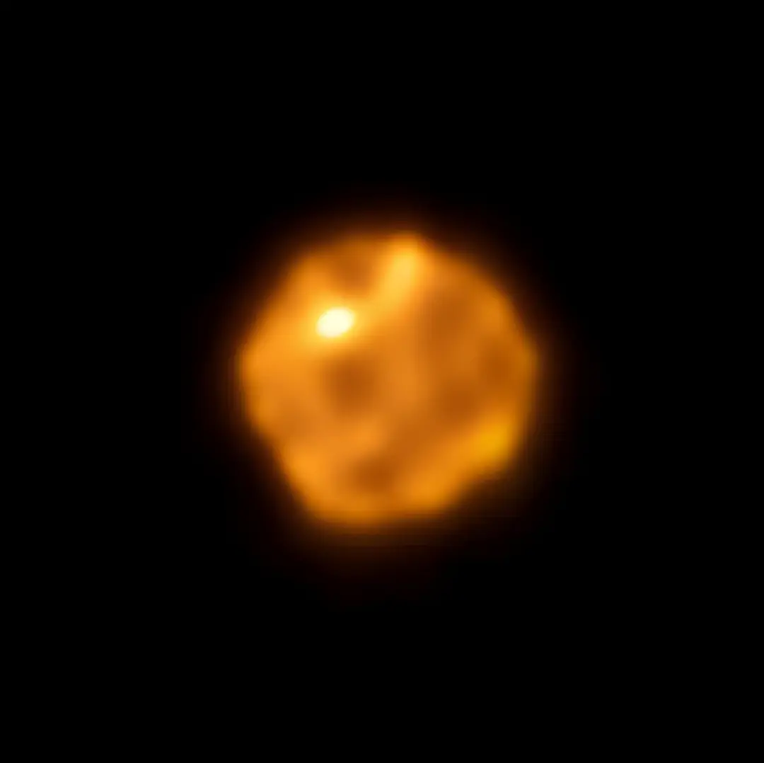ستاره بتلژوس (Betelgeuse) با شکل نامنظم و نقاط داغ گازی