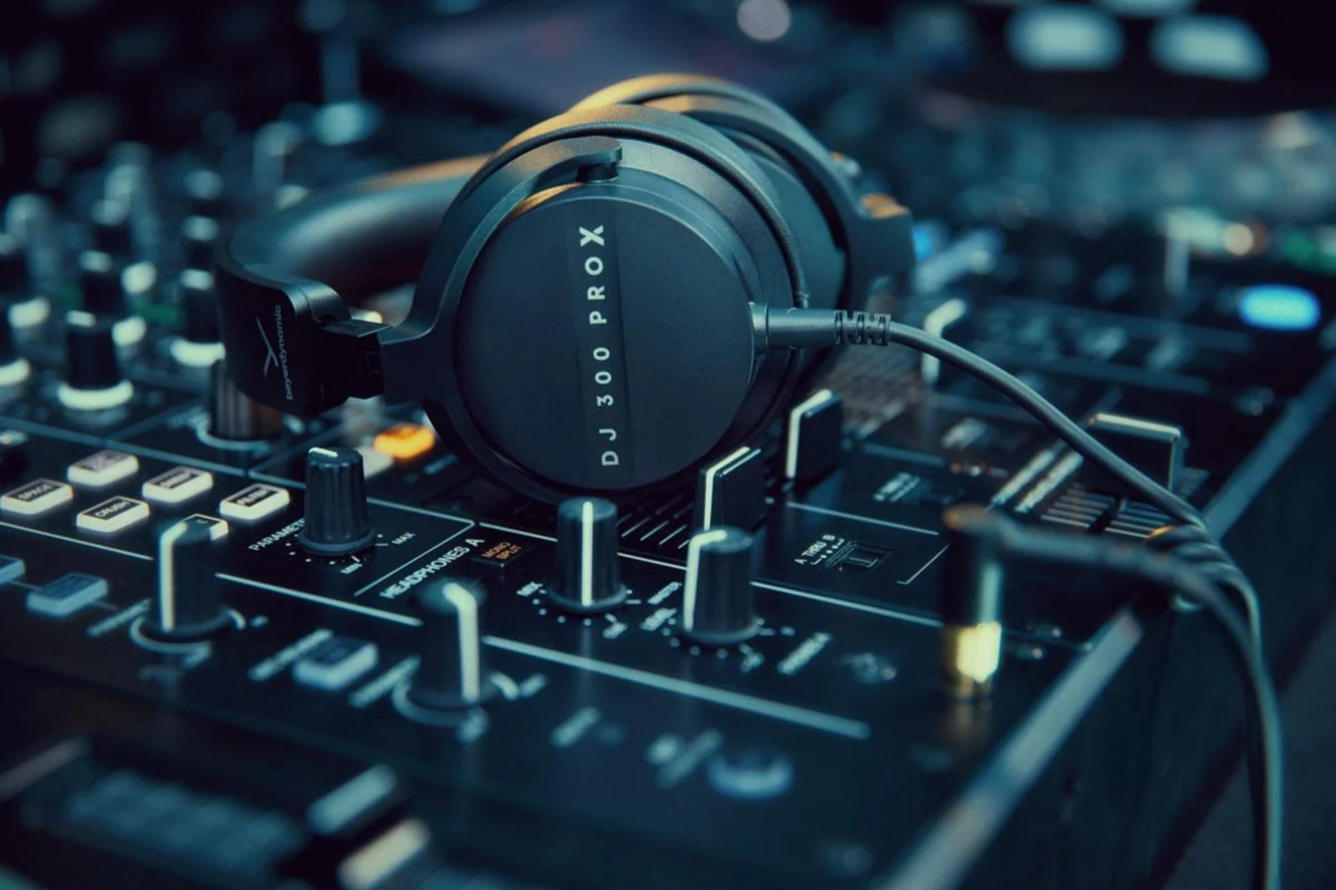 هدفون DJ 300 PRO X در رنگ مشکی با سیم
