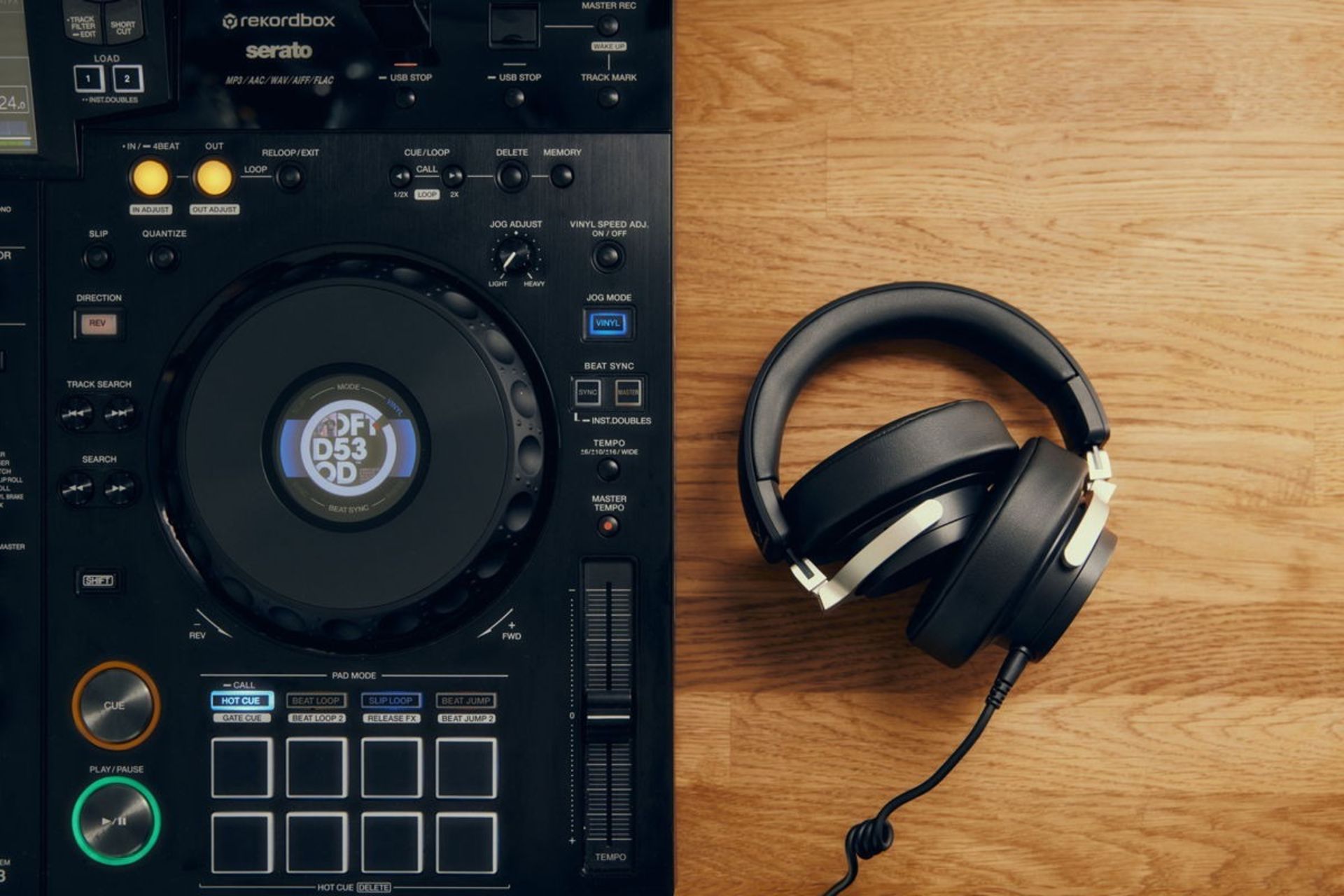 هدفون DJ 300 PRO X روی میز
