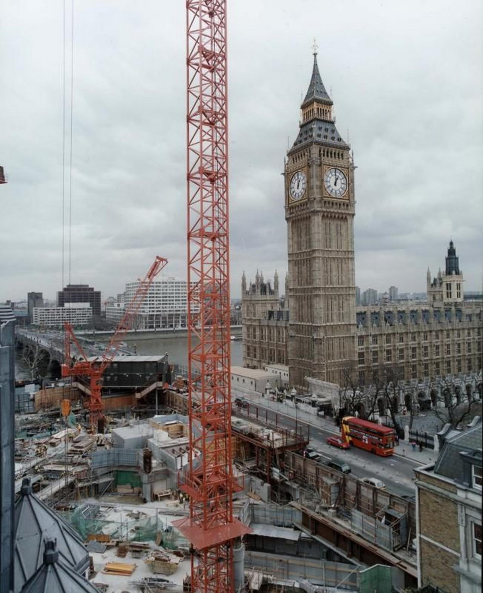 ساخت و ساز مترو Westminster در نزدیکی بیگ بن