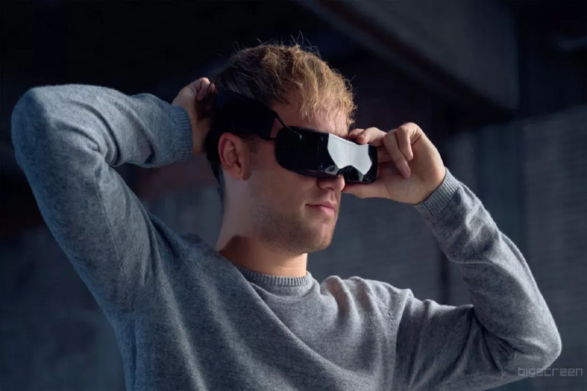 هدست بیگ‌اسکرین واقعیت مجازی بر روی چشم‌ها