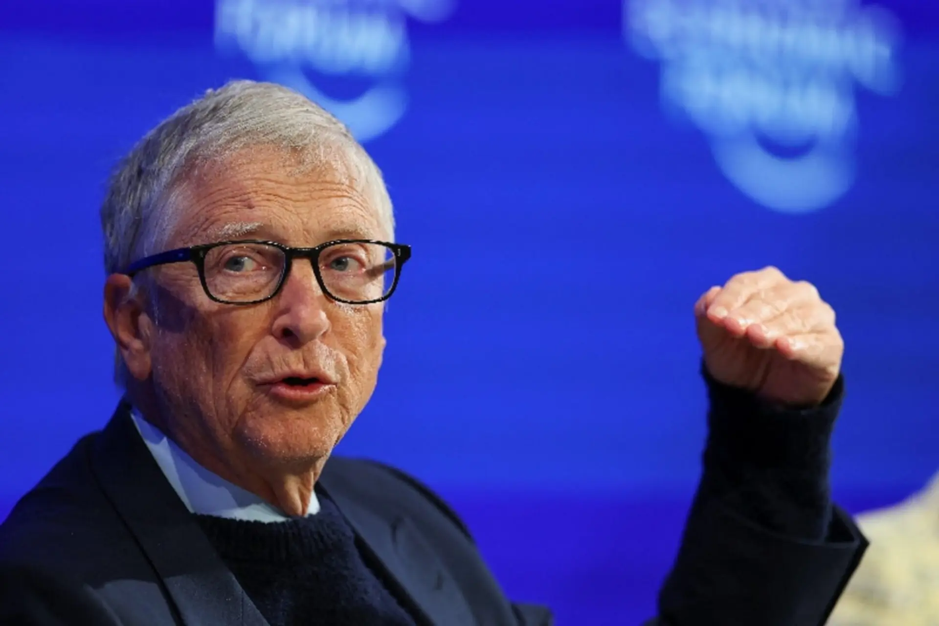بیل گیتس (Bill Gates) در حال صحبت درباره هوش مصنوعی