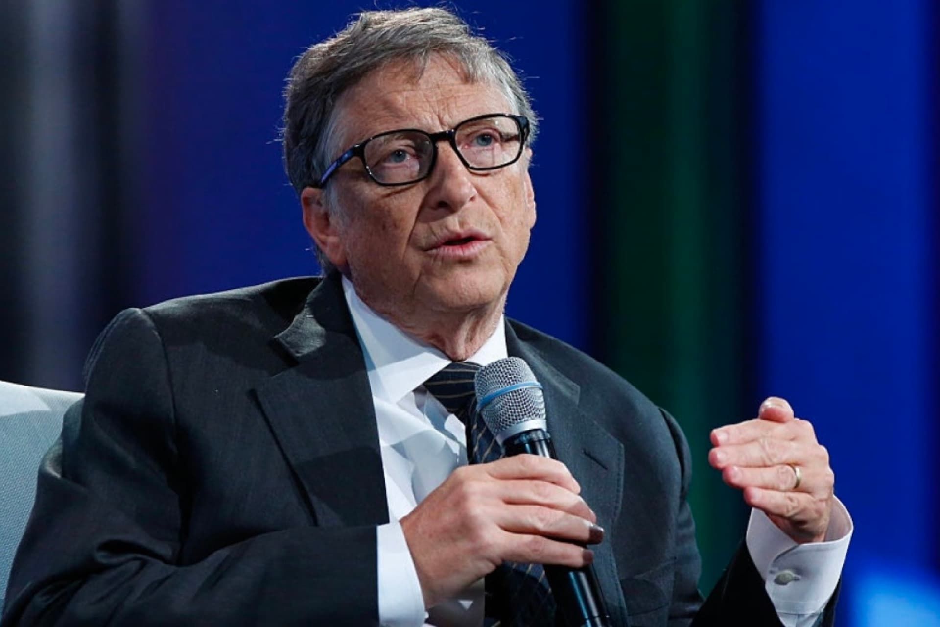 بیل گیتس / Bill Gates با کت شلوار و میکروفون
