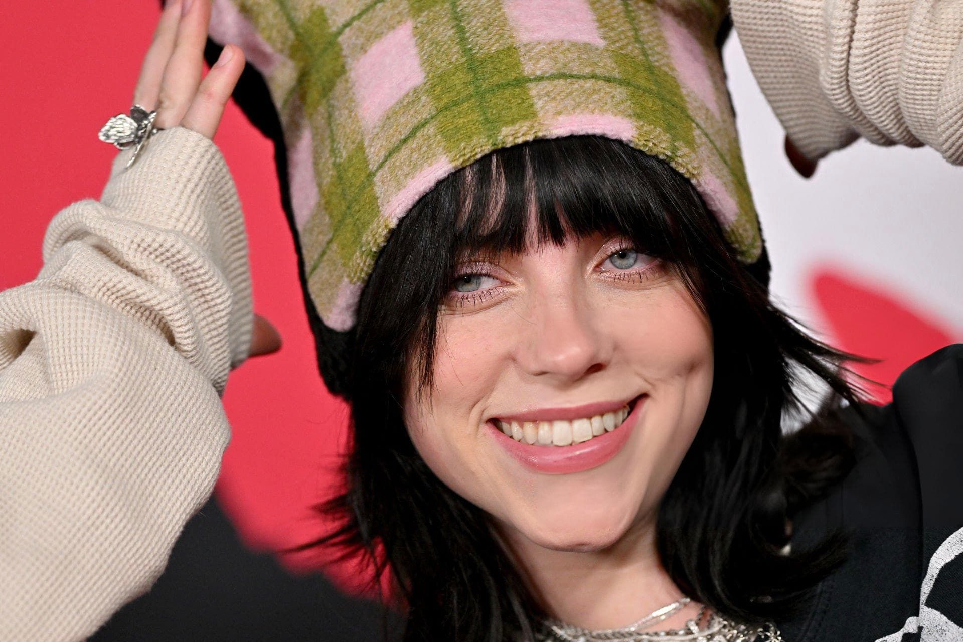 لبخند بیلی آیلیش دختر جوان با کلاه و چشم آبی