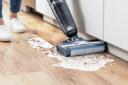جارو شارژی بیسل Bissell Crosswave HF3 در حال تمیز کردن سطح خیس