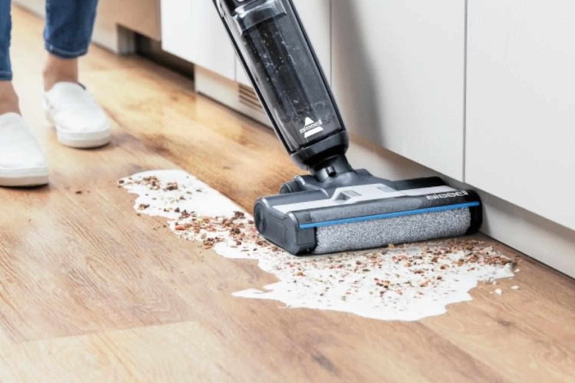جارو شارژی بیسل Bissell Crosswave HF3 در حال تمیز کردن سطح خیس
