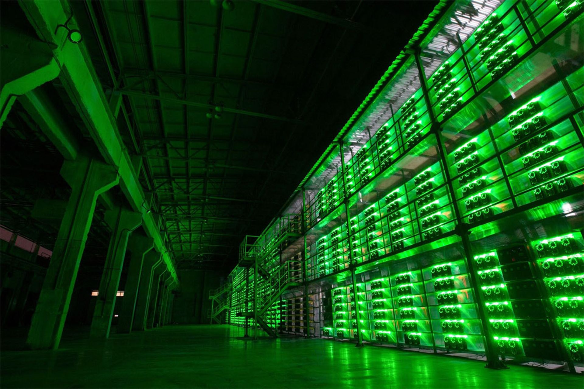 مزرعه استخراج بیت کوین با فضای رنگی سبز