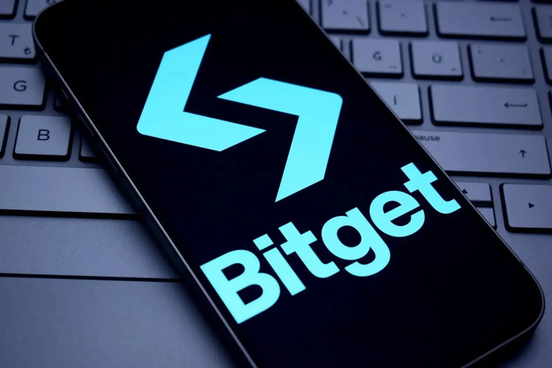 لوگوی صرافی بیت‌گت (Bitget) روی صفحه نمایش یک گوشی هوشمند
