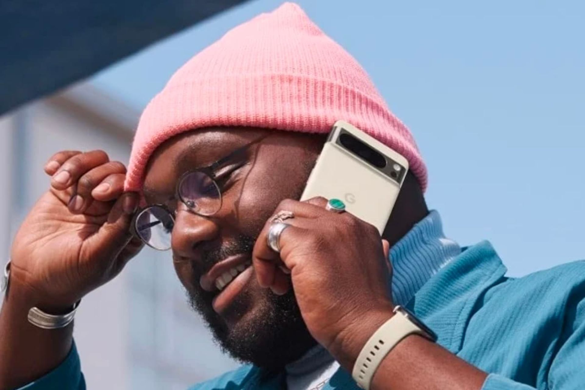 مرد سیاه پوست در حال تماس با پیکسل ۸ پرو گوگل / Google Pixel 8 Pro