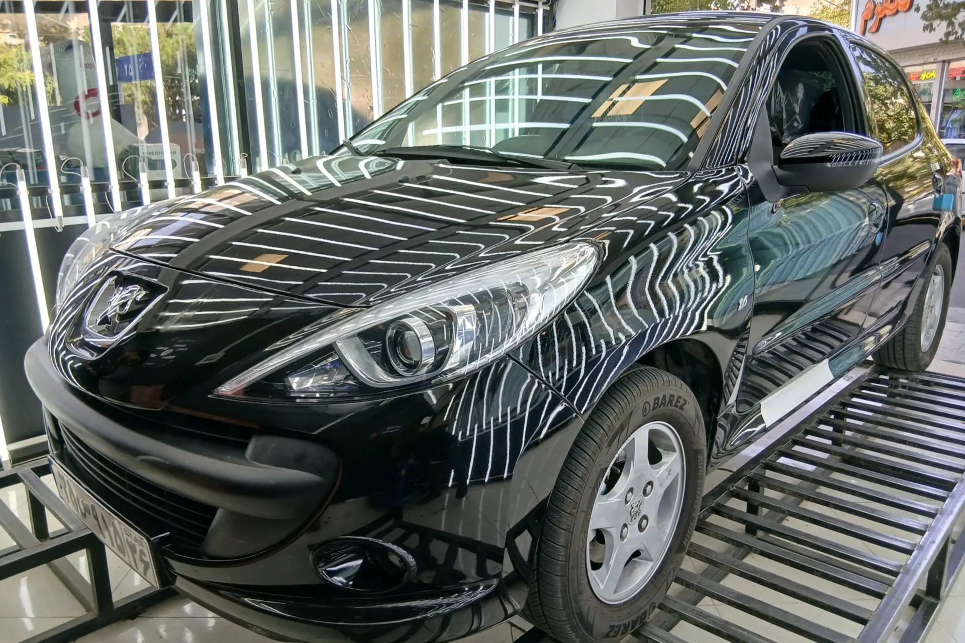خودرو پژو ۲۰۷ (Peugeot 207) مشکی در نمایشگاه خودرو