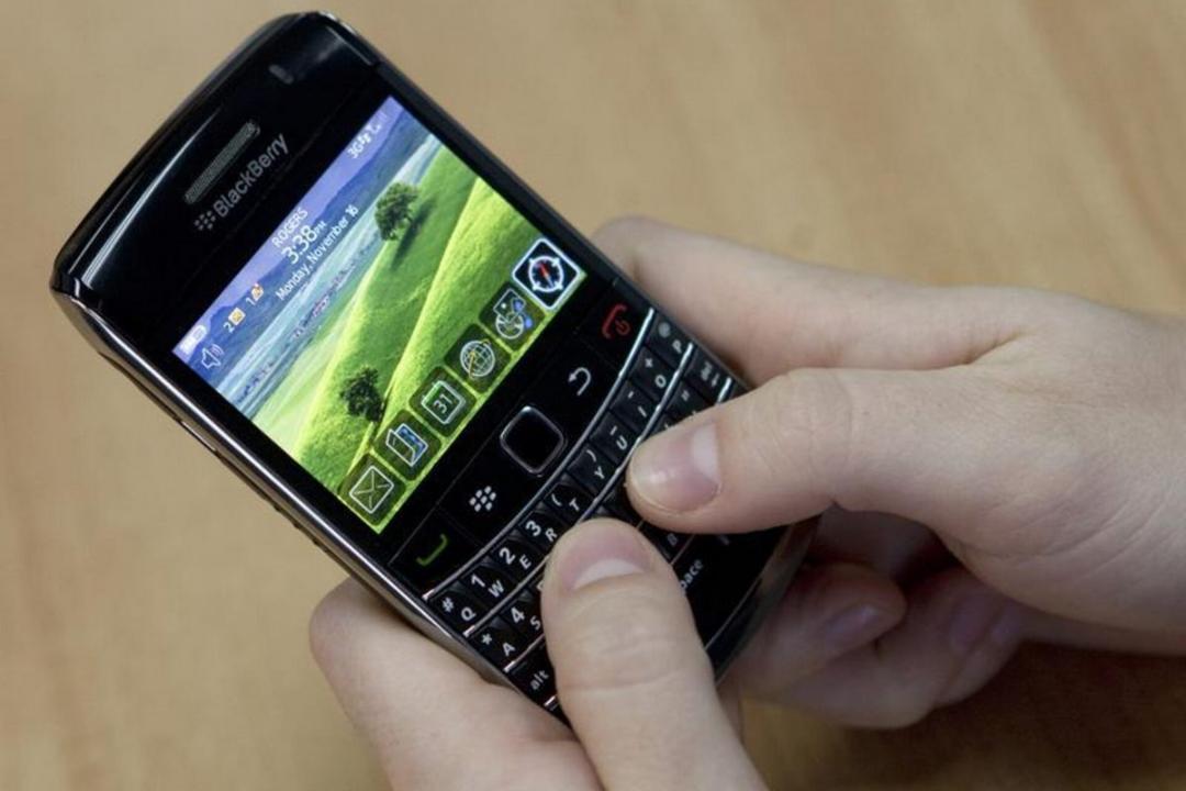 دو دست درحال تایپ با گوشی بلک بری بولد ۲ Blackberry Bold 2