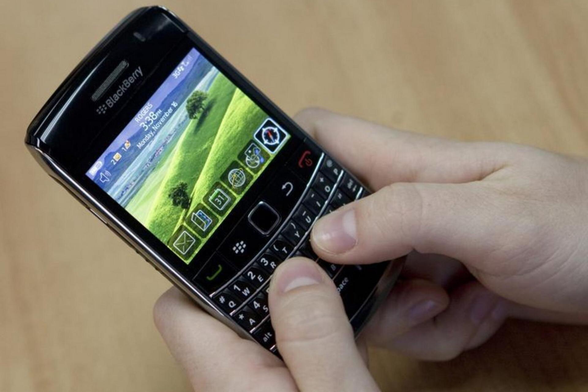 دو دست درحال تایپ با گوشی بلک بری بولد ۲ Blackberry Bold 2
