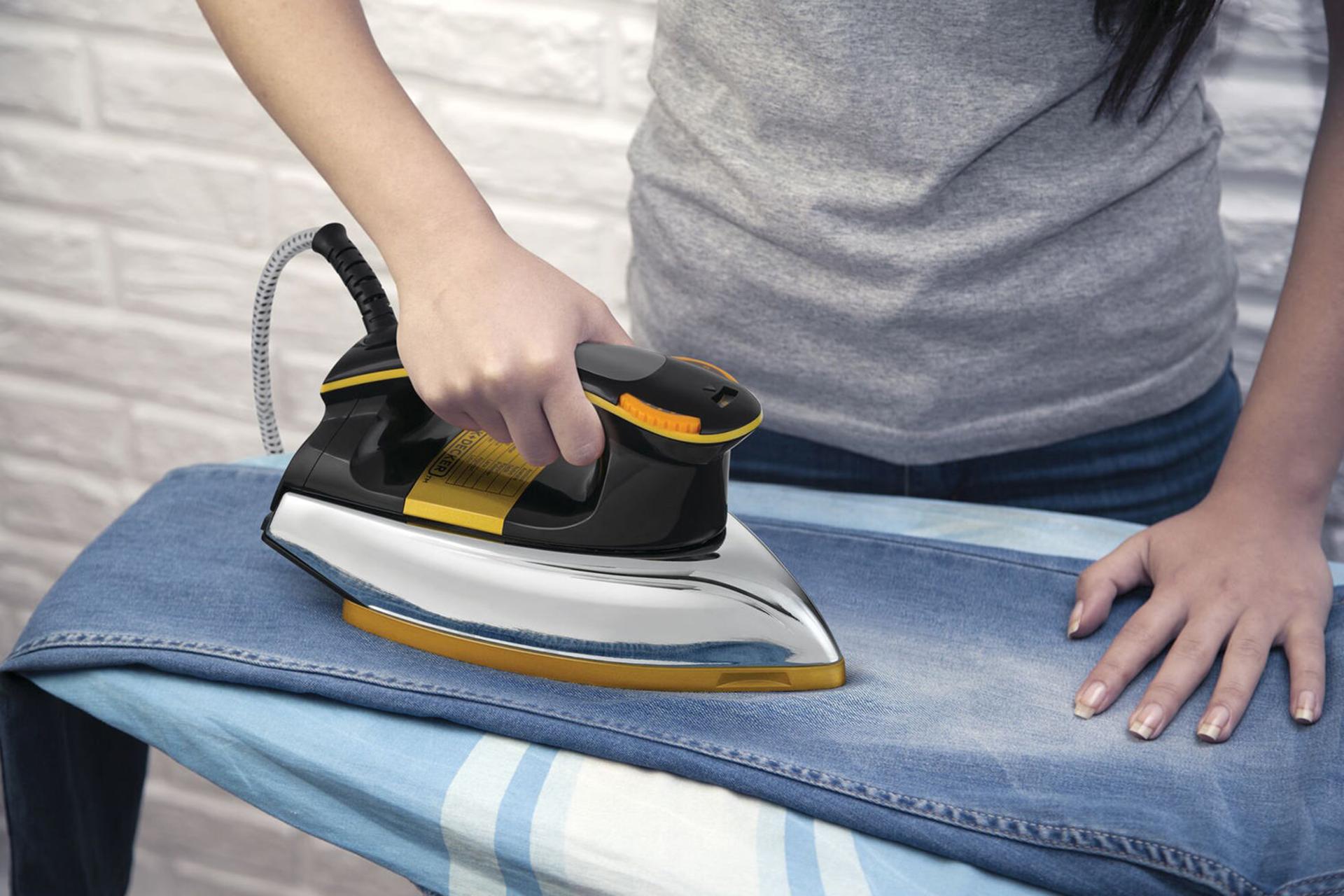 اتو خشک بلک اند دکر BLACK+DECKER F550-B5 در دست روی میز