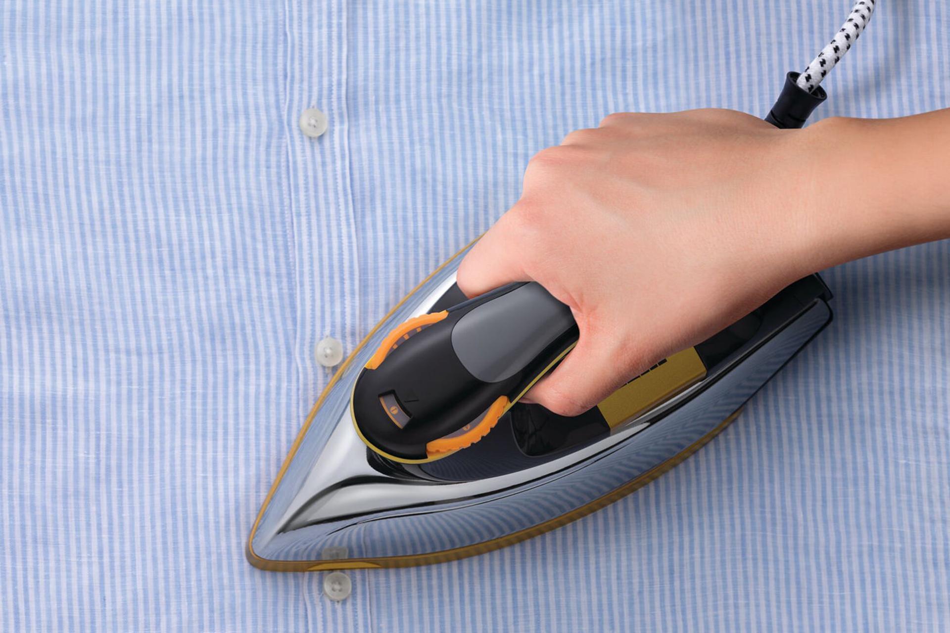 اتو خشک بلک اند دکر BLACK+DECKER F550-B5 نمای بالا در دست