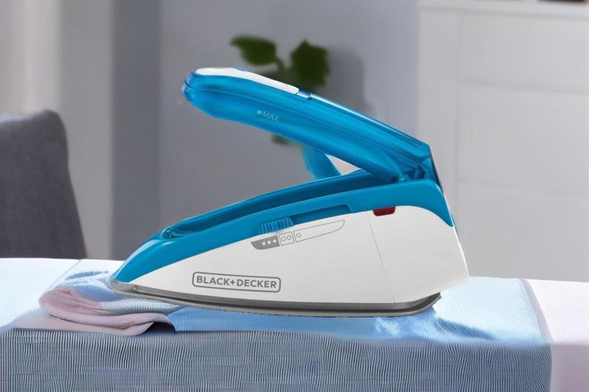 اتو بخار بلک اند دکر BLACK+DECKER TI250-B5 روی میز