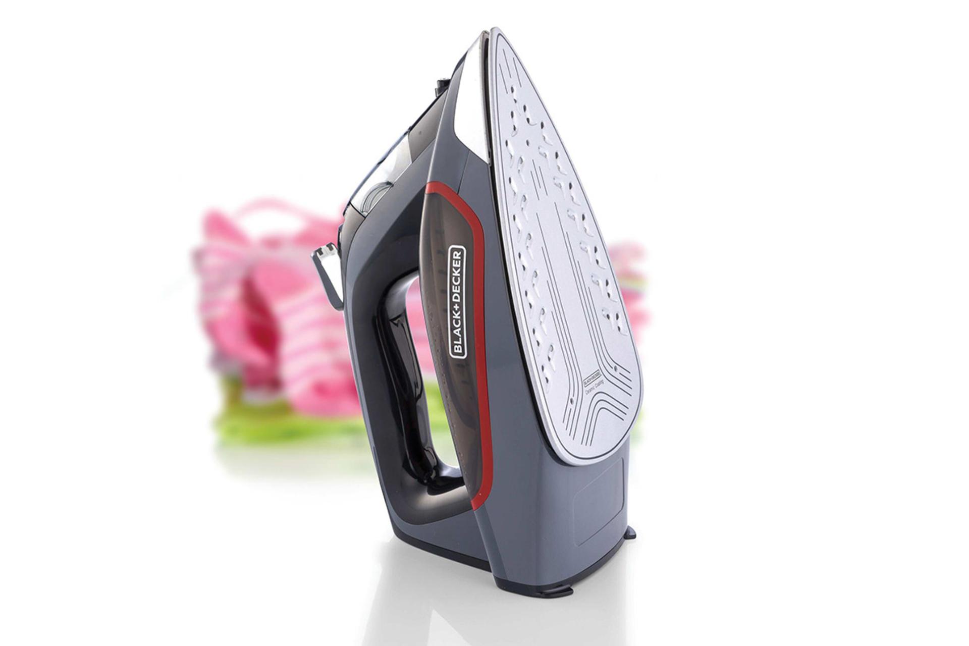 اتو بخار بلک اند دکر BLACK+DECKER X2050-B5 نمای ایستاده کفه