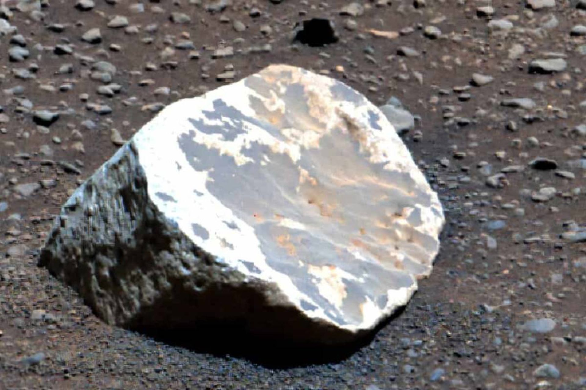 سنگ سفید رنگ در مریخ