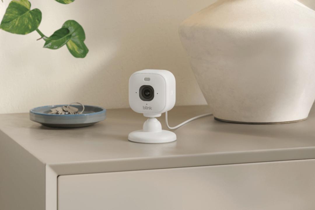 دوربین Blink Mini 2K Plus روی میز