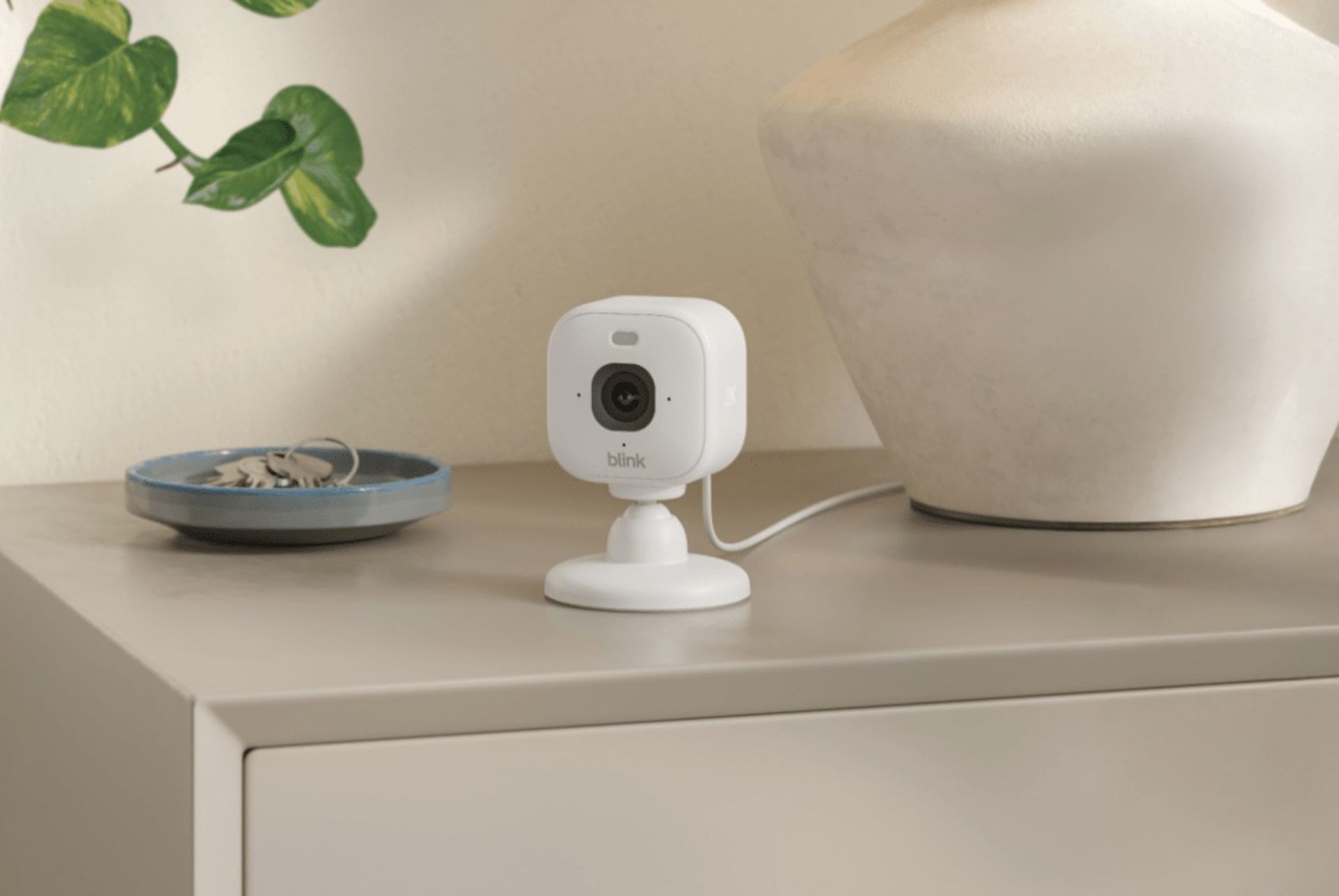 دوربین Blink Mini 2K Plus روی میز