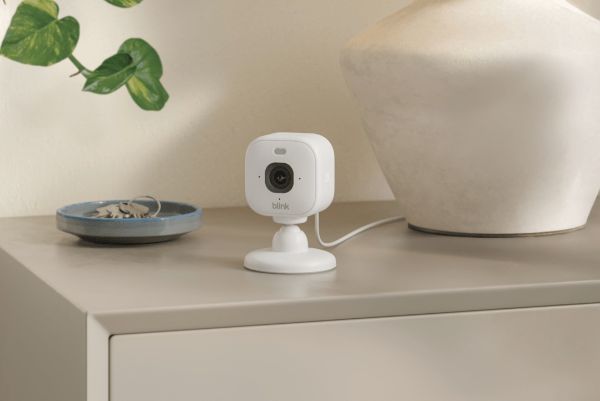 دوربین Blink Mini 2K Plus روی میز
