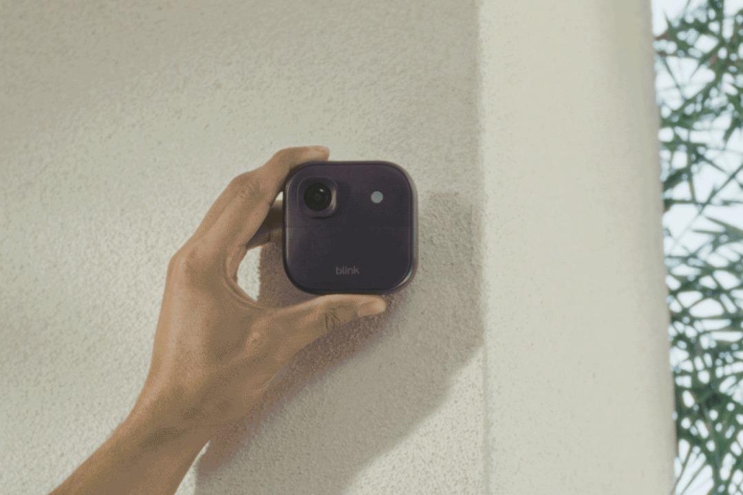 دوربین Blink Outdoor 2K Plus روی دیوار