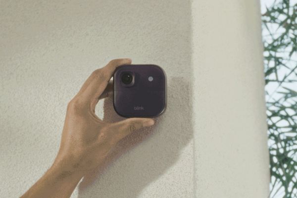 دوربین Blink Outdoor 2K Plus روی دیوار