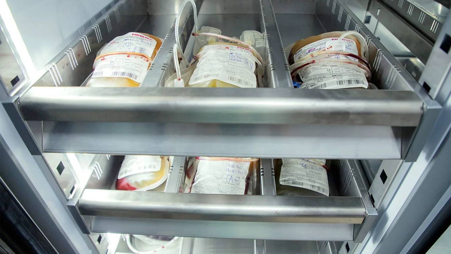 نگهداری کیسه های خون اهدایی