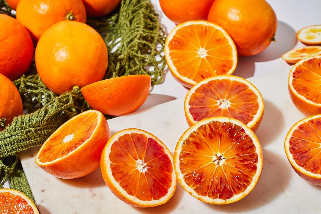 چند پرتقال خونی روی میز