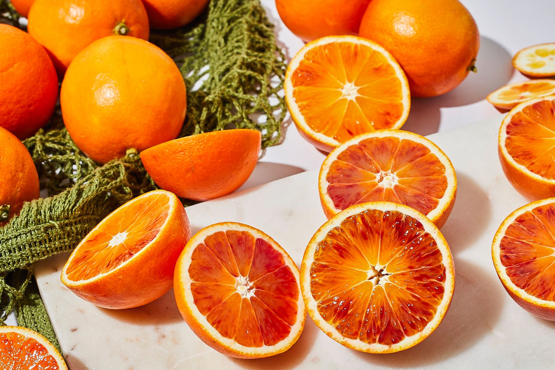 چند پرتقال خونی روی میز