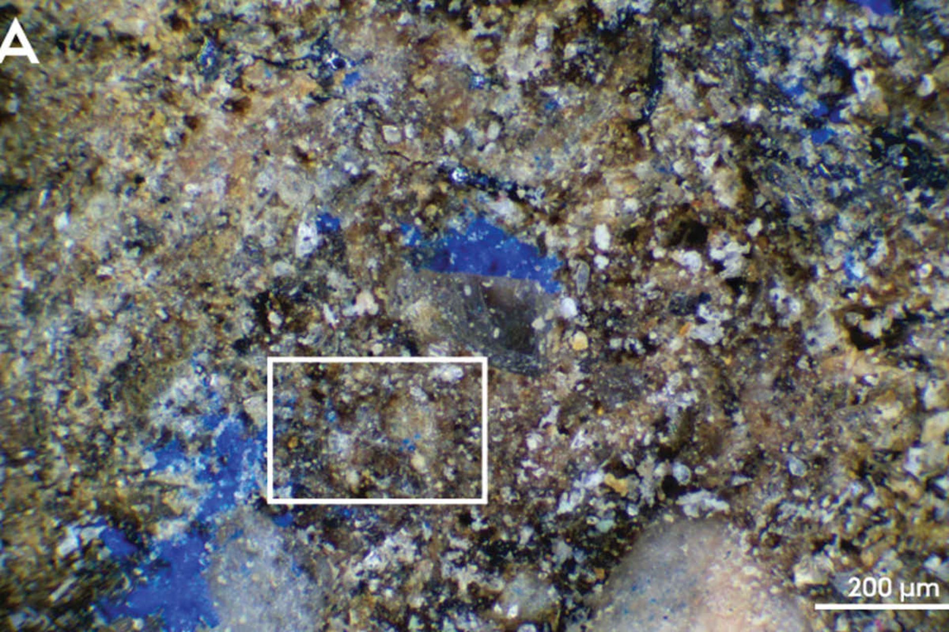 تصویر میکروسکوپی از ذرات نانومقیاس باقیمانده آبی که مستقیماً در مجاورت غلظت‌های قابل مشاهده قرار دارند.