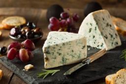 چرا مصرف برخی از پنیرهای کپک زده بی‌خطر است؟