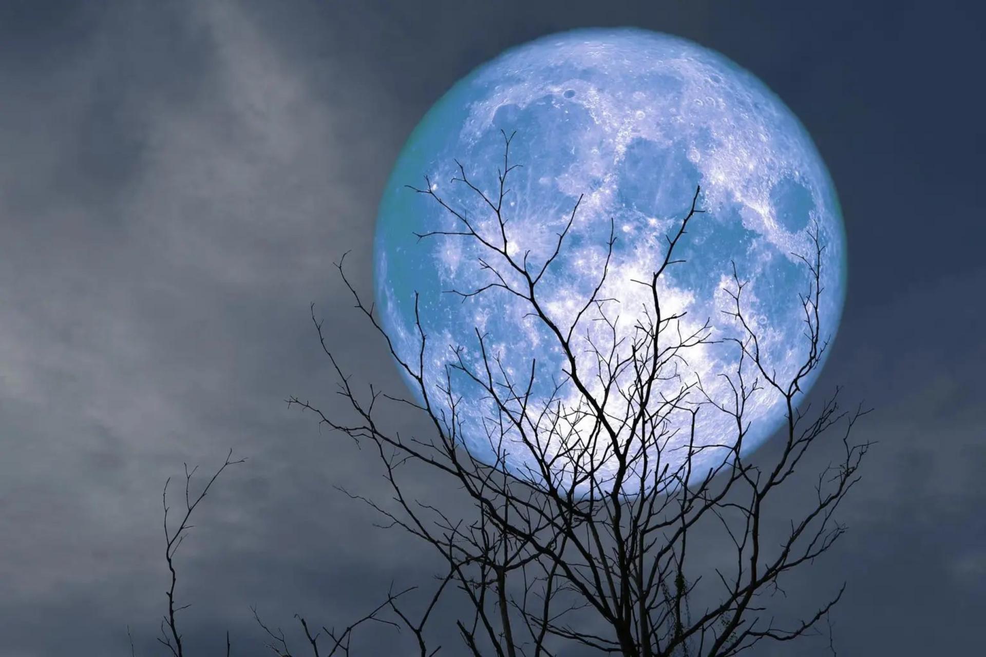 ماه آبی در آسمان شب
