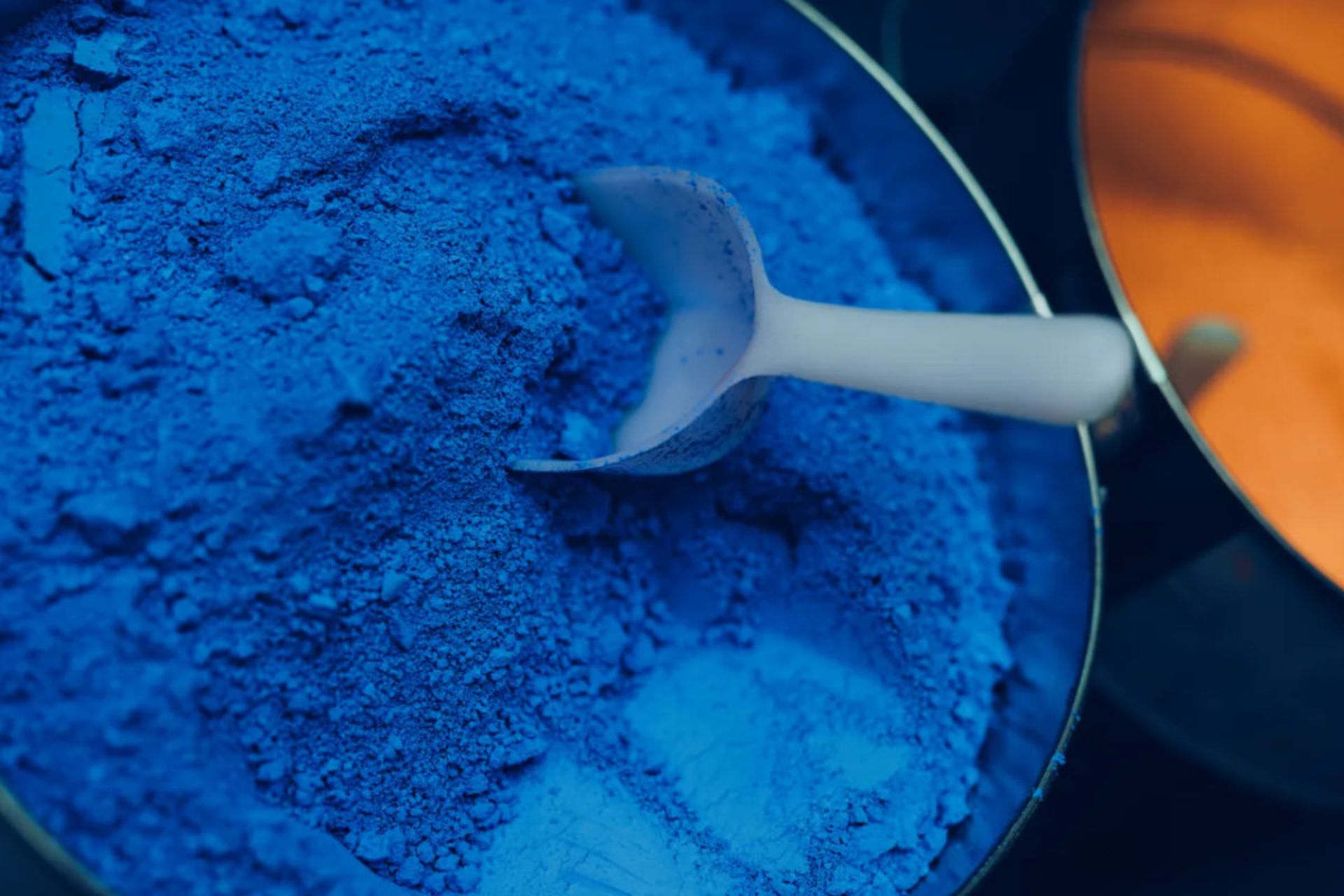 نمای نزدیک رنگدانه آبی