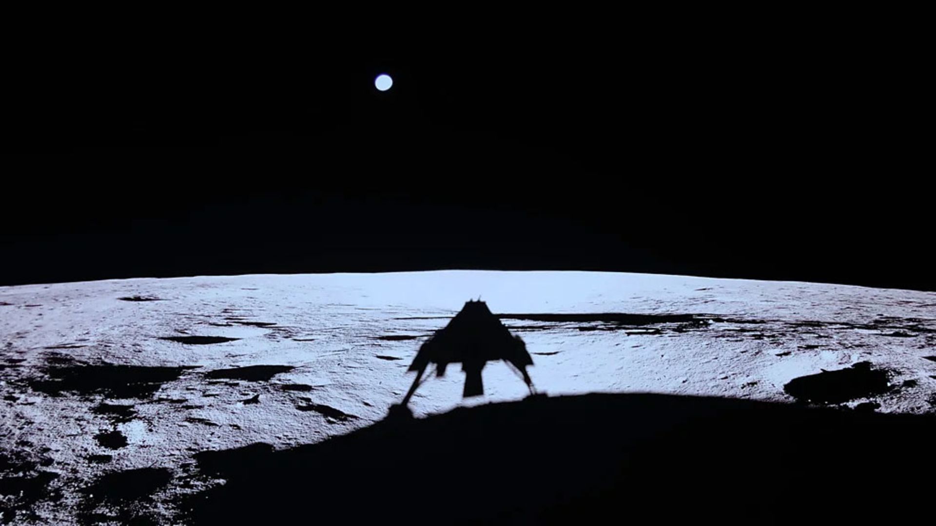 فرود بلوگوست بر سطح ماه