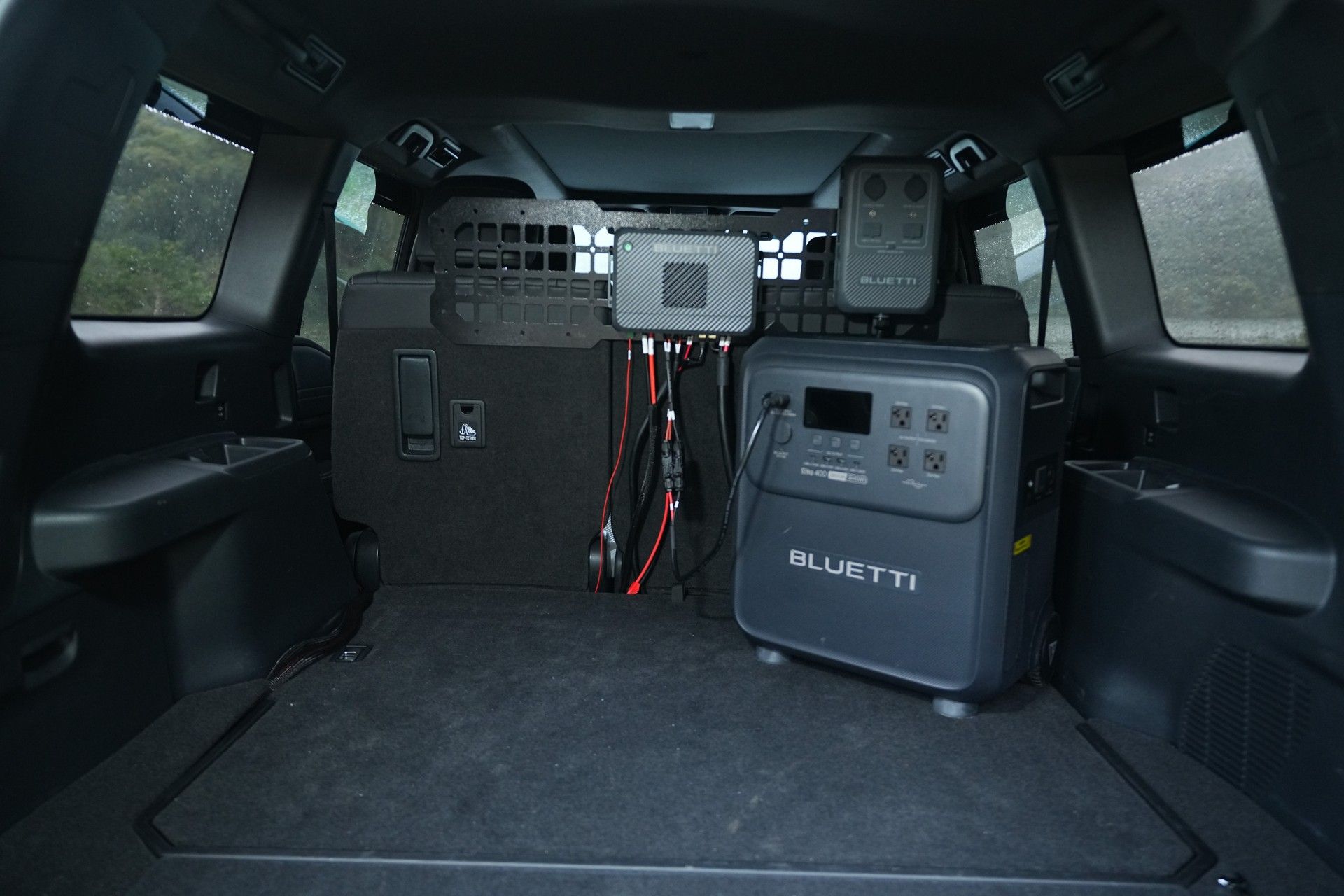 شارژر کمپینگ بلوتی Charger 2 پشت یک ون