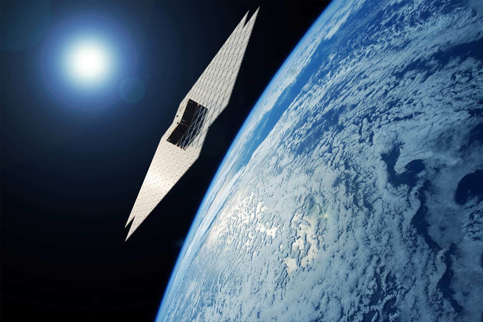 ماهواره‌ی BlueWalker 3 در فضا در مدار کره‌ی زمین با نمای آبی اقیانوس‌ها و ابر