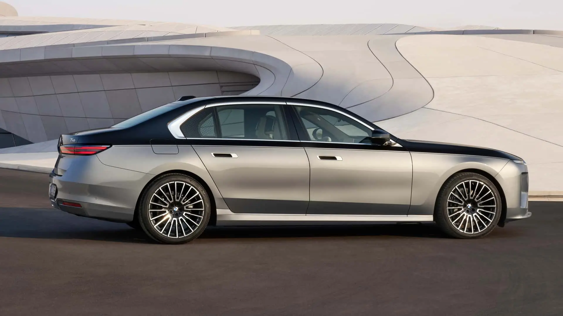 خودرو بی‌ام‌و سری ۷ (BMW 7 Series) مدل ۲۰۲۷ با بدنه دو رنگ نقره‌ای و مشکی