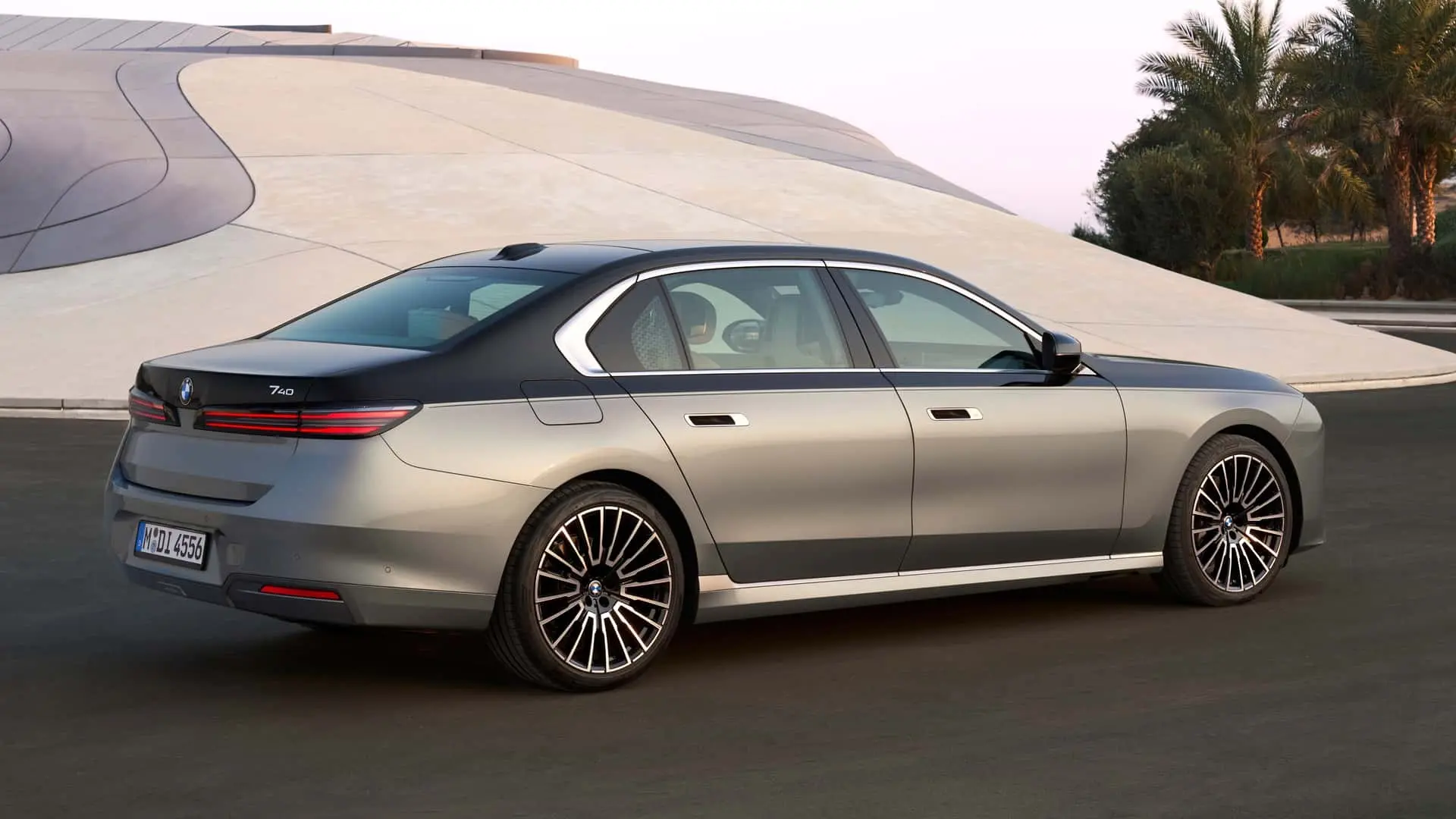 خودرو بی‌ام‌و سری ۷ (BMW 7 Series) مدل ۲۰۲۷ با رنگ دوگانه