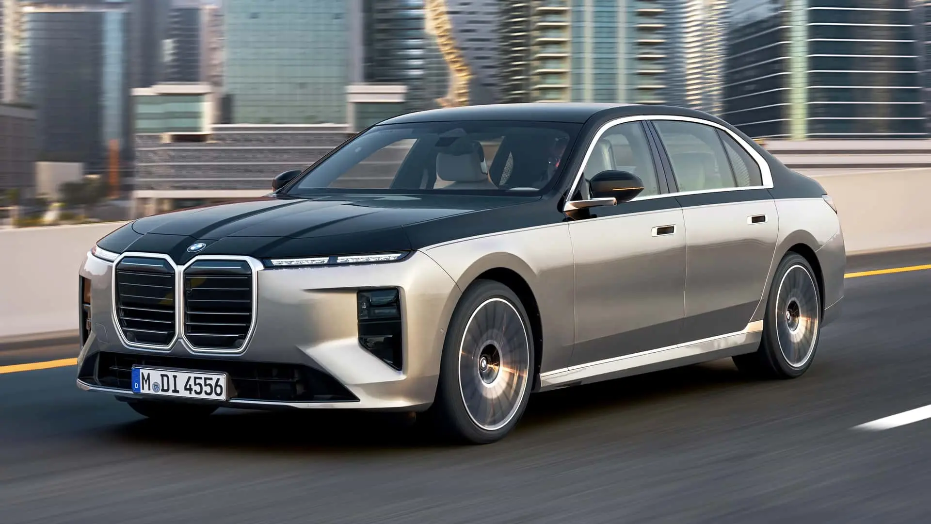 خودروی بی‌ام‌و سری ۷ (BMW 7 Series) مدل ۲۰۲۷ در حال حرکت در جاده شهری