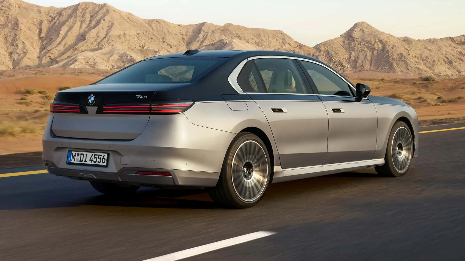خودروی بی‌ام‌و سری ۷ (BMW 7 Series) مدل ۲۰۲۷ در حال حرکت در جاده کویری