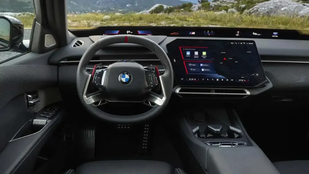 داشبورد و فرمان خودروی برقی BMW i3 (BMW i3) با نمایشگر دیجیتال بزرگ