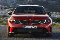 خودرو قرمز رنگ BMW i3 مدل ۲۰۲۷ در جاده