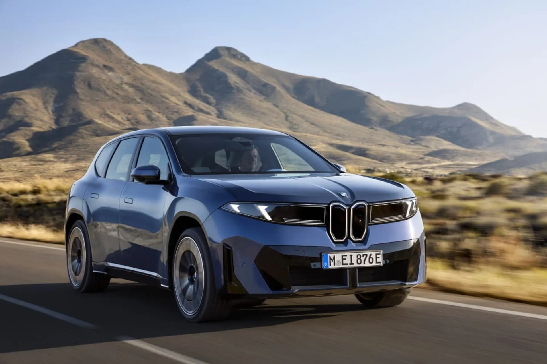 نمای سه‌چهارم جلو خودرو BMW iX3 در جاده