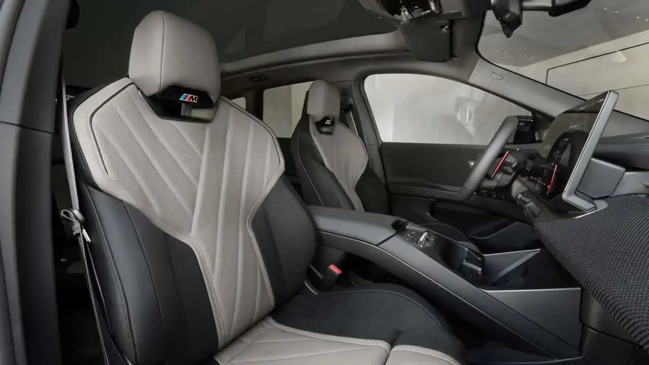 صندلی‌های چرمی دو رنگ کابین خودروی BMW iX3 M60 با نشان M