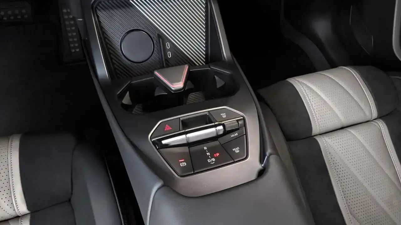 کنسول مرکزی و بخش کنترل‌های داخلی خودرو BMW iX3 M60