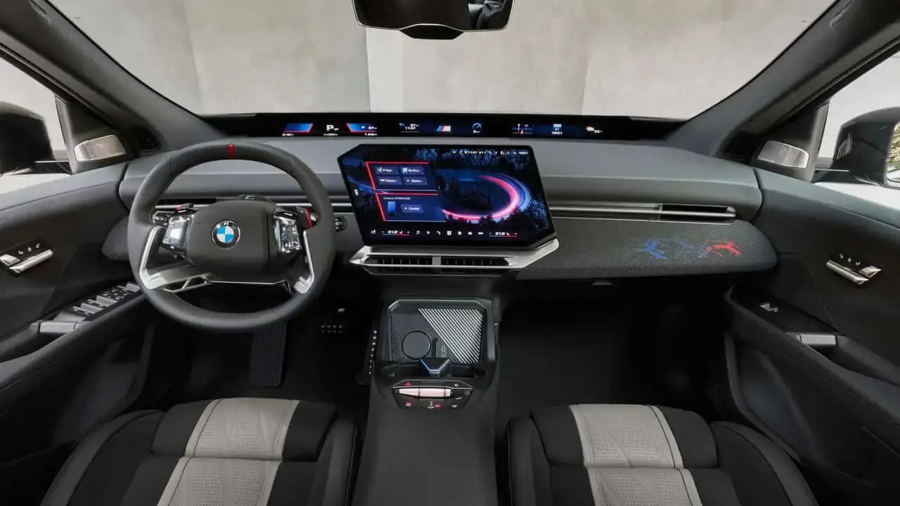 داشبورد و کابین داخلی خودروی برقی BMW iX3 M60 با نمایشگر بزرگ