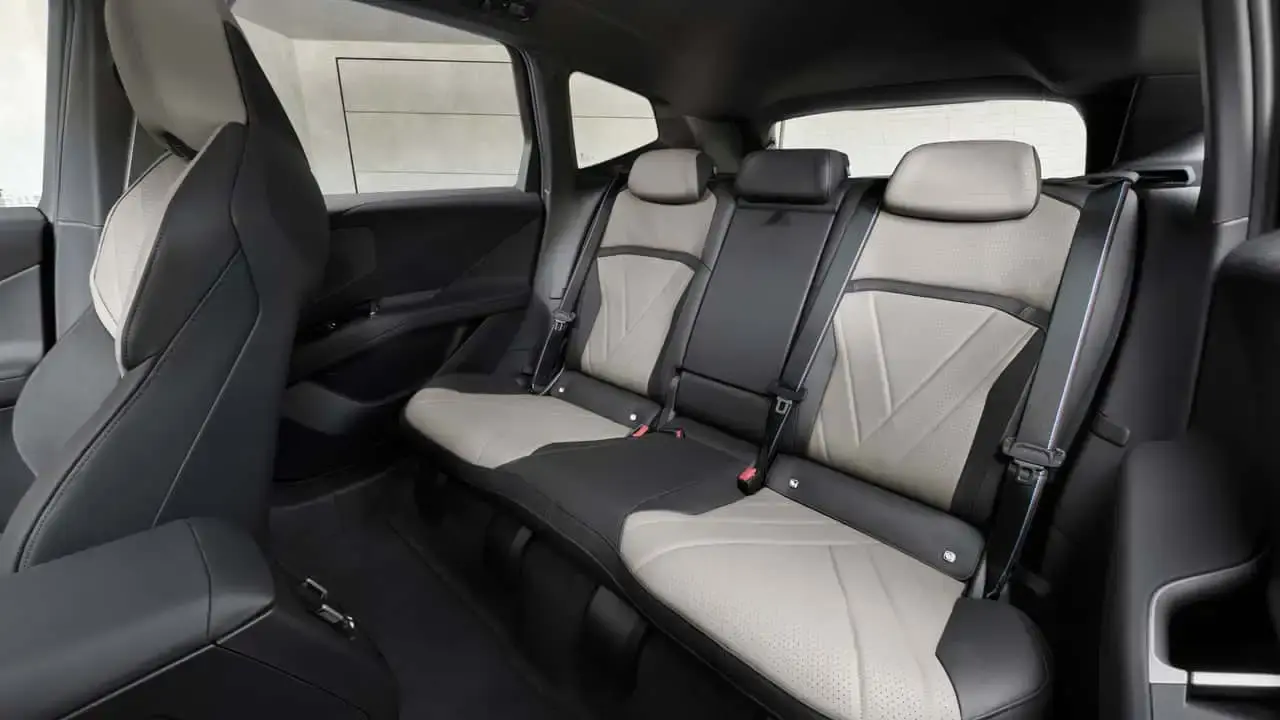صندلی‌های عقب و فضای کابین خودروی BMW iX3 M60 با ترکیب رنگ مشکی و کرم