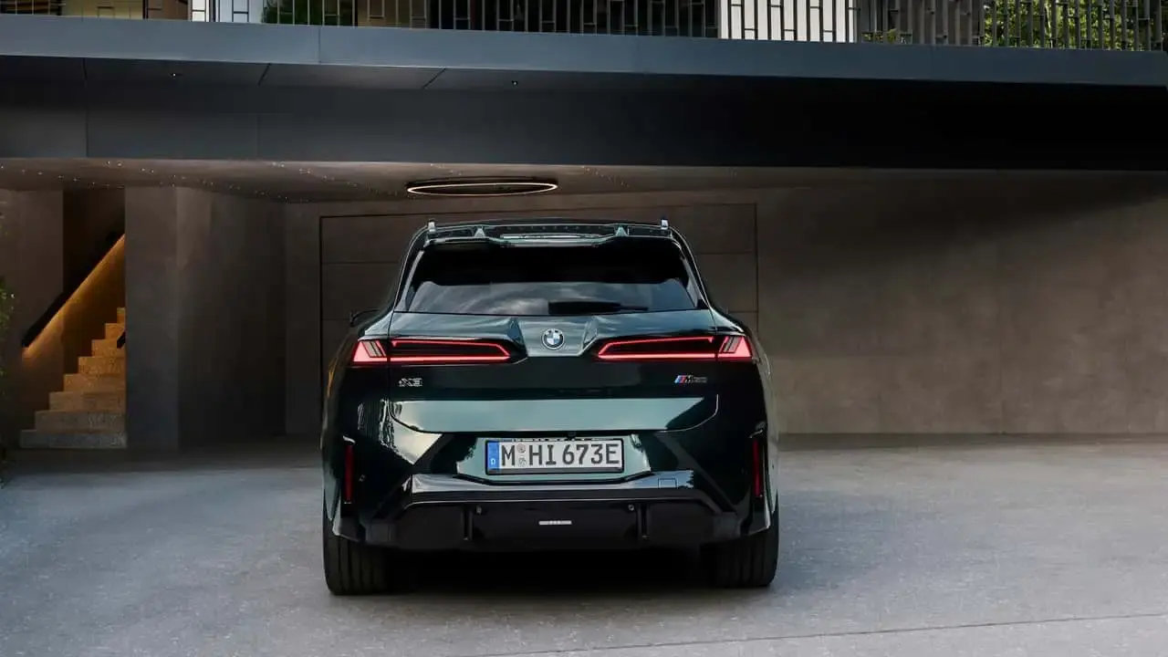 نمای عقب شاسی‌بلند برقی BMW iX3 M60 با چراغ‌های LED قرمز