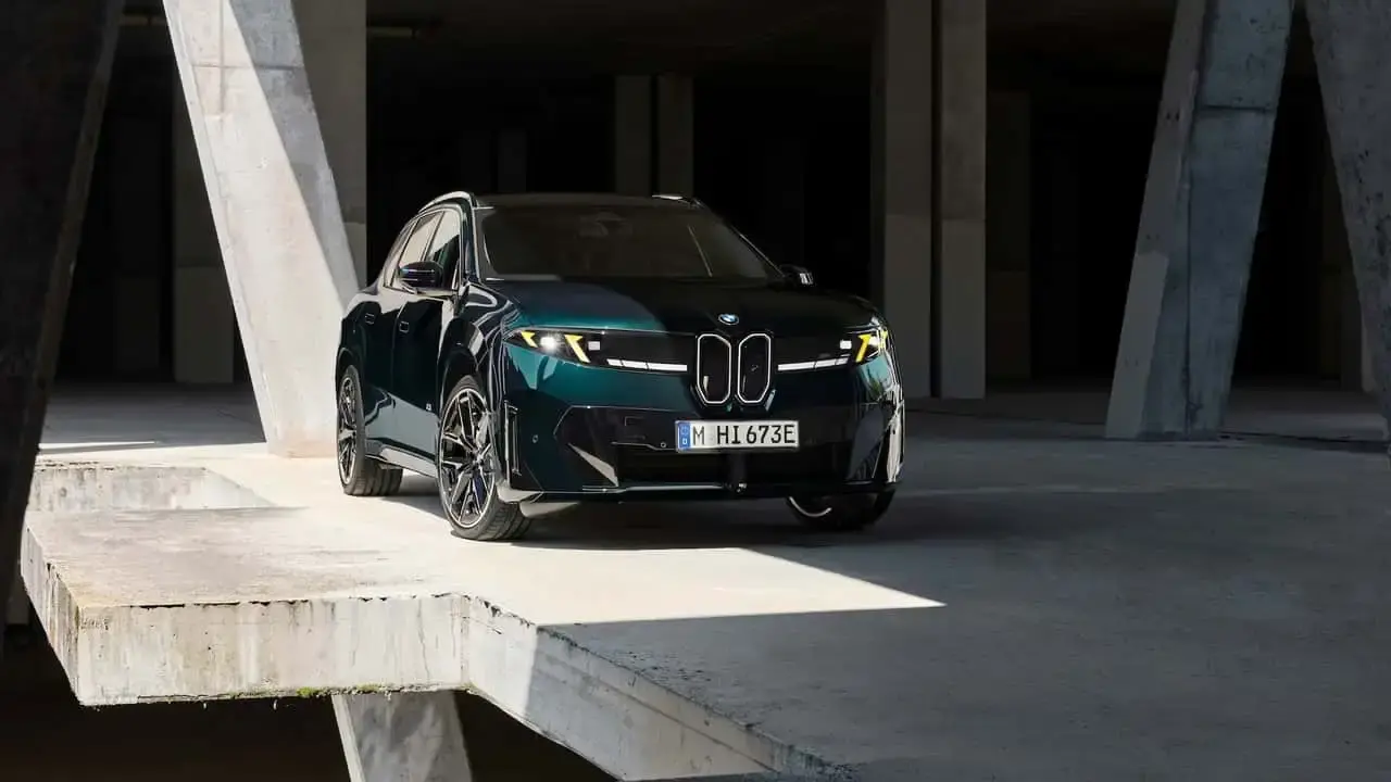 شاسی‌بلند برقی BMW iX3 M60 در فضای معماری مدرن